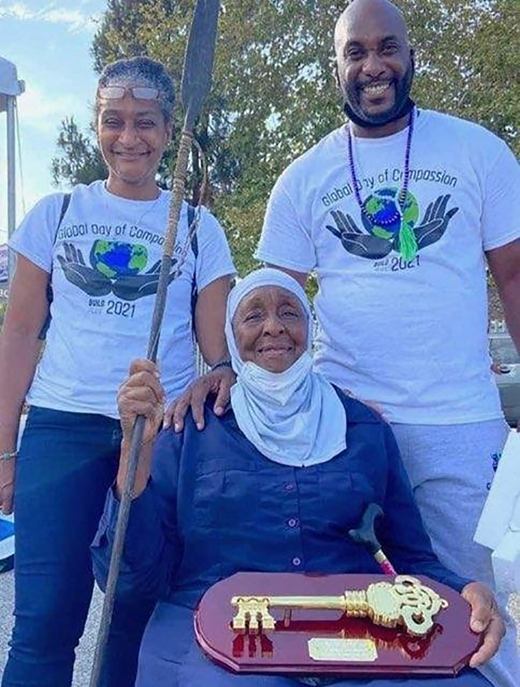 Wajeha receives the Key to the City of Watts at the Global Day of Compassion event, 2021.