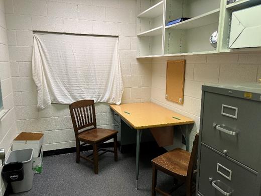 A room with a table and chairs Description automatically generated with medium confidence