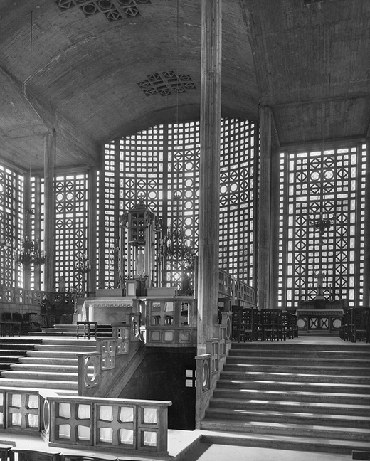 Figure 19. Perret Frères, Notre-Dame du Raincy, Le Raincy, France, 1923, balustrade and altar (photo: Chevojon, dossier 535 AP 653/2, document CNAM-22-01-O, Fonds Auguste Perret et Perret Frères, Centre d'Archives d'Architecture du XXe Siècle, Paris; CNAM/SIAF/CAPA/Archives d'Architecture du XXe Siècle/Auguste Perret/UFSE/SAIF/2019).