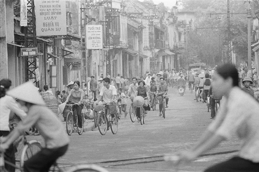 Bicycle travel on Hà Nội streets.