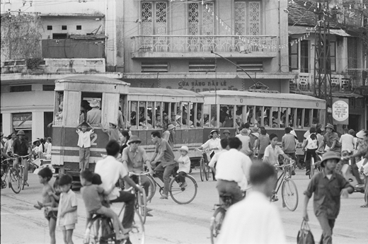 A crowded tram in central Hà Nội.