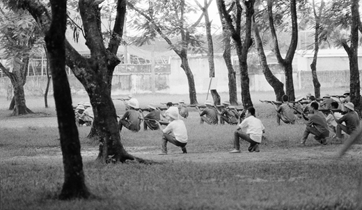 Rifle drills in a Hà Nội city park.