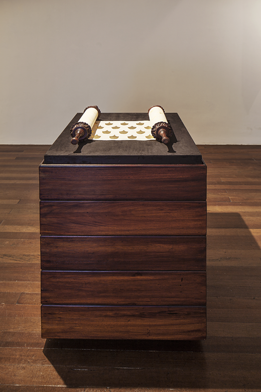 María José Argenzio, Notabile y Nobicile, 2017, madera tallada, papel japonés con aplicaciones de orete sobre pedestal de madera y tela, 38 9/16 x 26¾ x 26¾ pulg. (98 x 68 x 68 cm) (imagen cortesía de la artista, fotografía de Mateo Pérez)