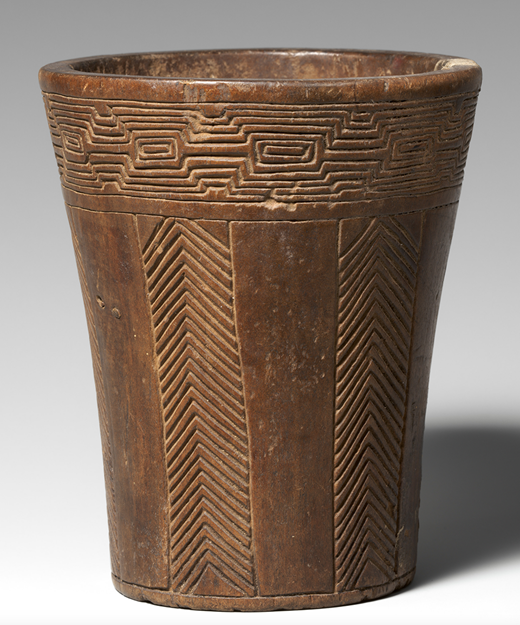 Anónimo (Perú), Qero Inca, ca. 1500, madera, altura 4⅝ × diám. 4 pulg. (11.7 × 10.2 cm). Metropolitan Museum of Art, regalo de Nathan Cummings, 2004 (obra de arte en el dominio público)