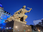 Andrés Zerneri, Monumento a Juana Azurduy, 2015, bronze. Formerly in the Parque Colón between the Casa Rosada and Avenida de la Rábida, now Plaza del Correo, in front of the Kirchner Cultural Center, Buenos Aires (photograph by Raf24, Wikimedia Commons, CC BY-SA 4.0 international license)