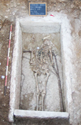 Tomb 248 of Piazza Corrubbio and the position of the coin. Photo by Francesca Meloni (Archive of MIBACT-SABAC of Verona, Rovigo e Vicenza. Prot.11548, 17.04.2024).